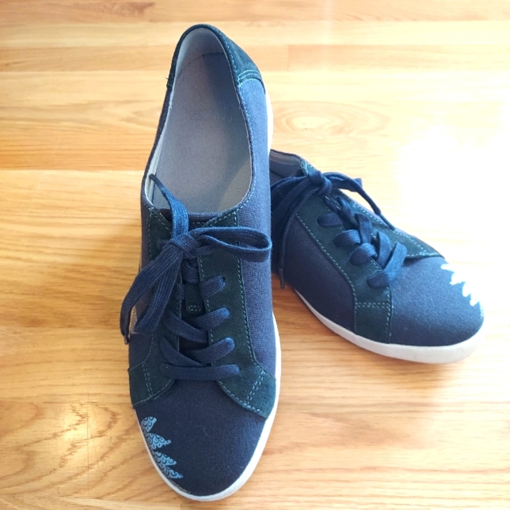 Dansko Floral Sneaker.  Size 39 (US 8.5-9)